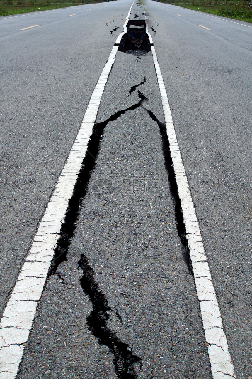 地震造成的柏油路裂缝和侵蚀图片