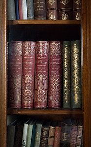 旧图书馆中的历史书籍背景图片