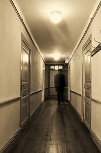 走在廊的鬼魂图片