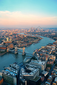 伦敦屋顶景色在时与城市建筑和图片