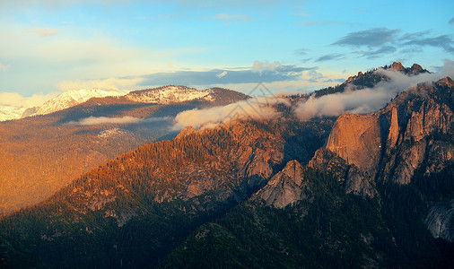 红杉公园日落时的云山图片
