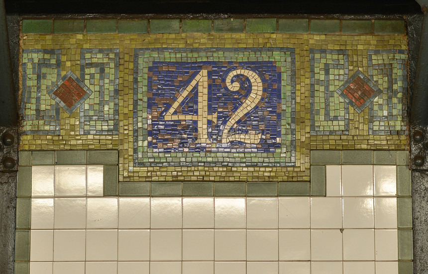 42街纽约市地铁标志在曼哈顿中城的瓷图片