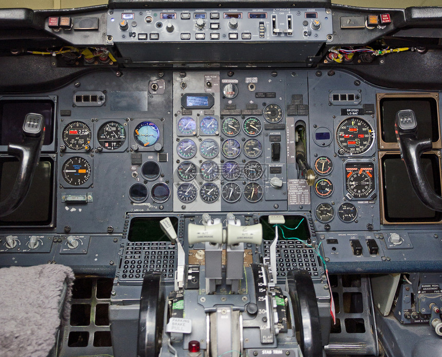 飞行员舱内飞机推力杆的视图图片