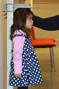 儿科护士在诊所中测量和检查儿童图片