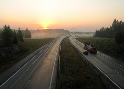 晨雾中日出时的高速公路图片