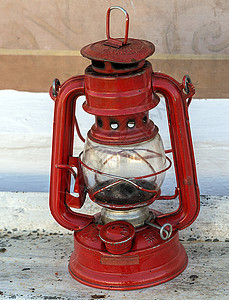 老式灯红笼生锈的煤油灯图片