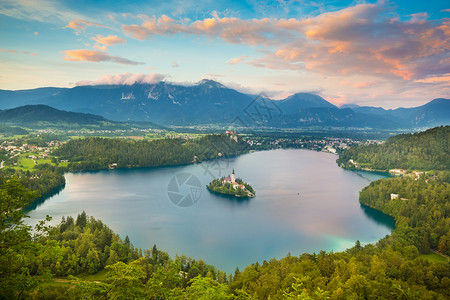 JulianAlps和LakeBled的日落景与圣玛丽斯教堂在小岛背景图片