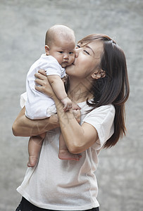 新生婴儿的脸与妈一起用于婴儿和母亲的健康图片