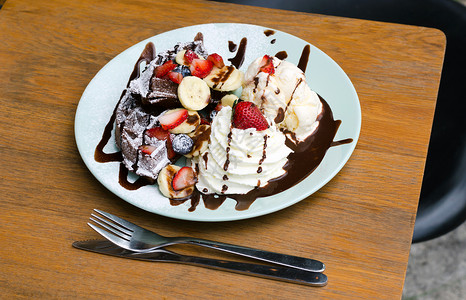 冰淇淋香蕉草莓蓝莓巧克力华芙饼和图片