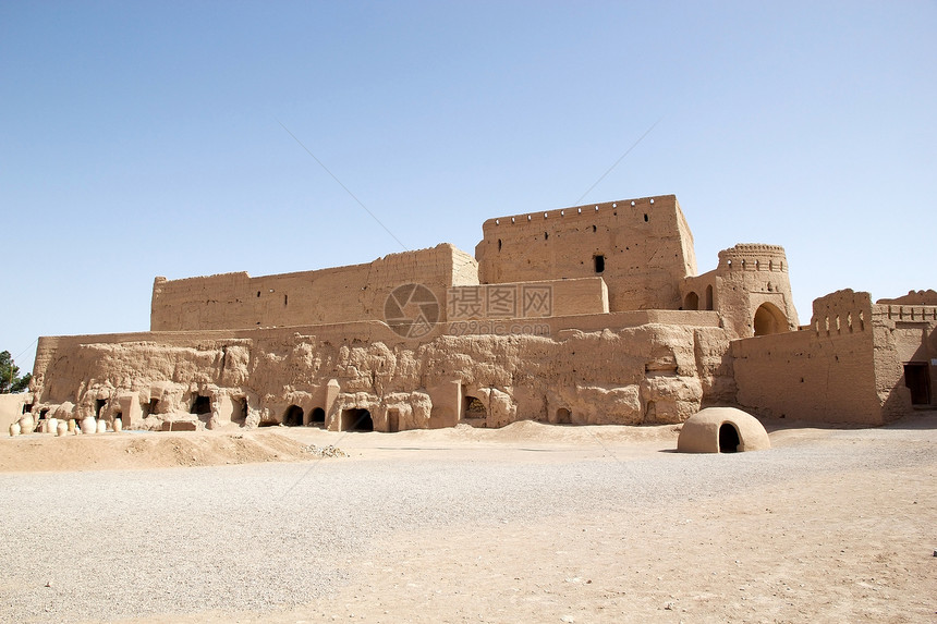 NarinQaleh或城堡是伊朗梅博德镇的一座泥砖堡垒或城堡它融合了米底斯时期以及阿契美尼德和萨珊时期的泥砖该结构的废墟距其底部图片