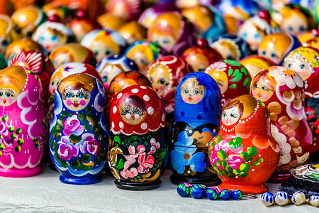 五颜六色的俄罗斯套娃在市场上Matrioshka套娃是俄罗斯最受背景图片