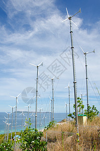 在山上发电的风力涡轮机图片