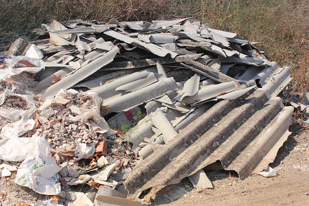 2014年在露天土地上倾倒的石棉屋顶废物对图片
