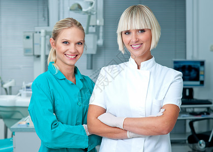 女医生妇产科或肿瘤科医生及其助手在办公室背景图片