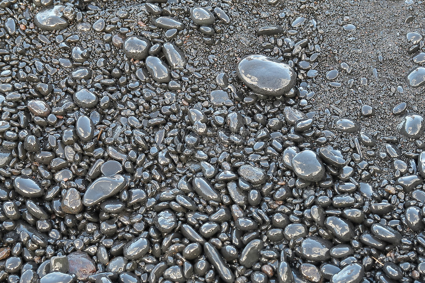 夏威夷毛伊岛黑沙滩上的鹅卵石图片