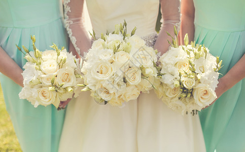 新娘与伴娘拿着婚礼花束图片