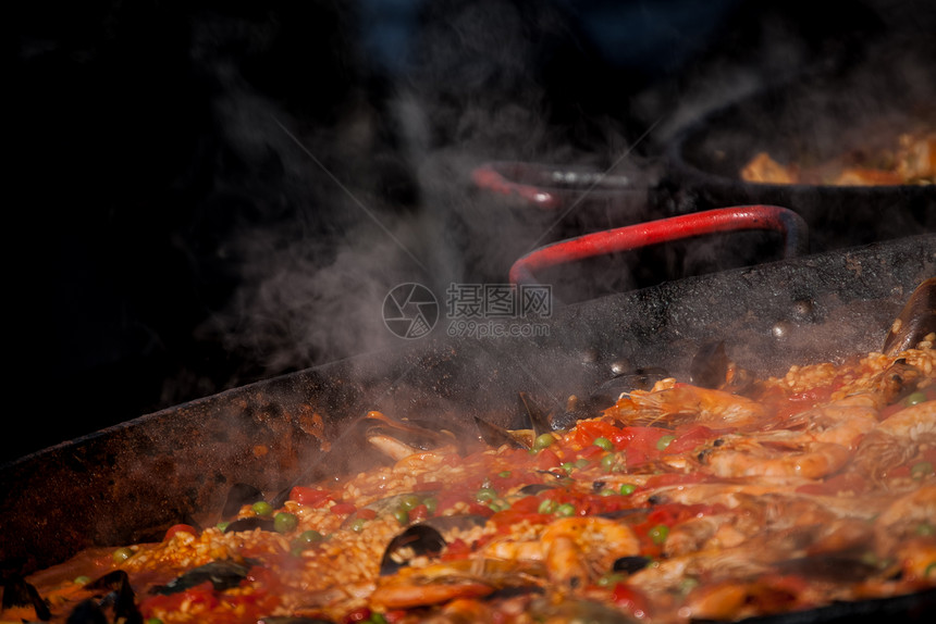 在市场上烹制的热气腾的热菜图片