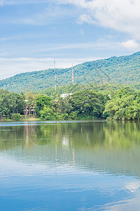 与湖山和蓝天的风景图片