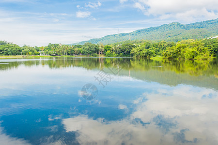 与湖山和蓝天的风景图片