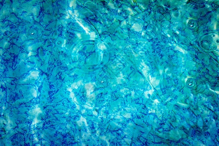 水池底部的蓝色瓷砖图片
