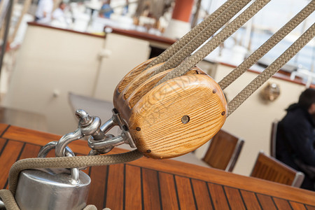 老帆船细节滑轮和绳索图片