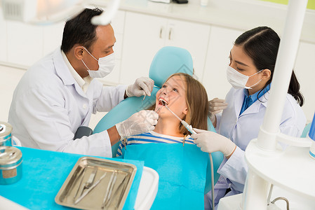 牙医检查牙齿的女孩图片