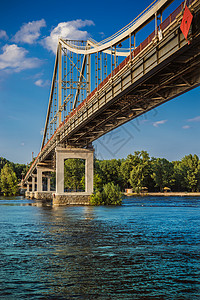 一座横跨第聂伯河的人行天桥图片