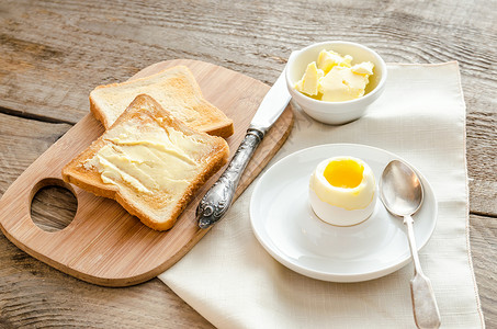 木桌上放着香脆吐司的煮鸡蛋图片