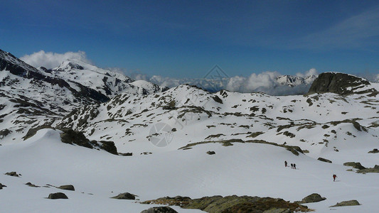 在前往西班牙加泰罗尼亚比利牛斯山脉Peguera山峰的途中背景图片