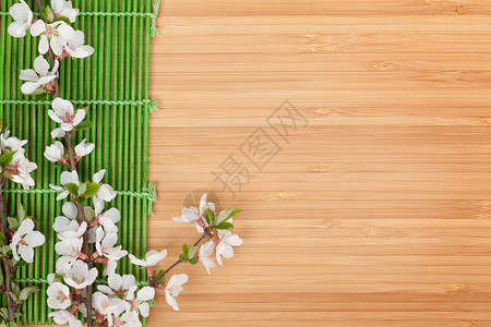 樱花枝在竹垫上方图片