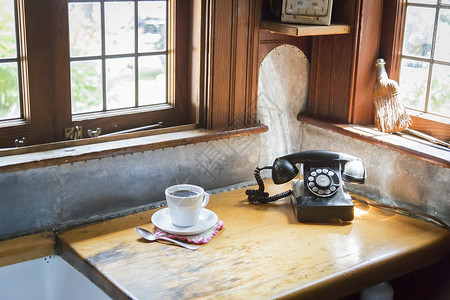 古老的古董电话和咖啡杯图片