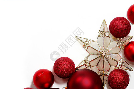 红色闪亮的圣诞盛宴装饰和金树顶尖星在角落中图片