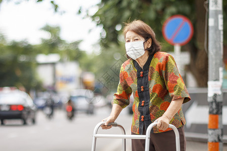 身戴面具保护市区空气污染的老妇人图片