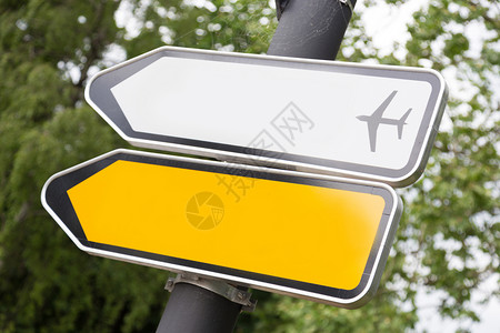 指向机场的黄色和白色箭头路标图片