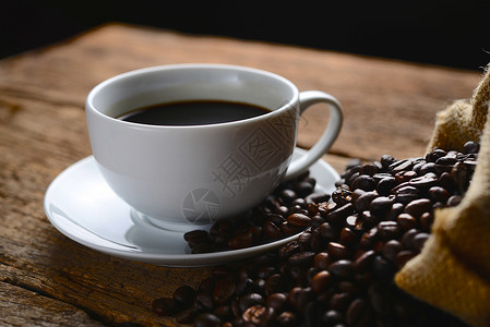 咖啡杯加咖啡豆图片