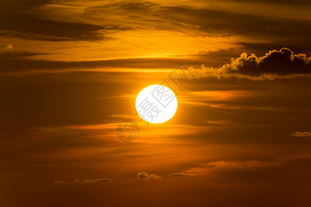 大太阳和橙色落日的天空图片