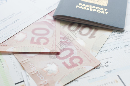 加拿大护照桌上有登机牌图片
