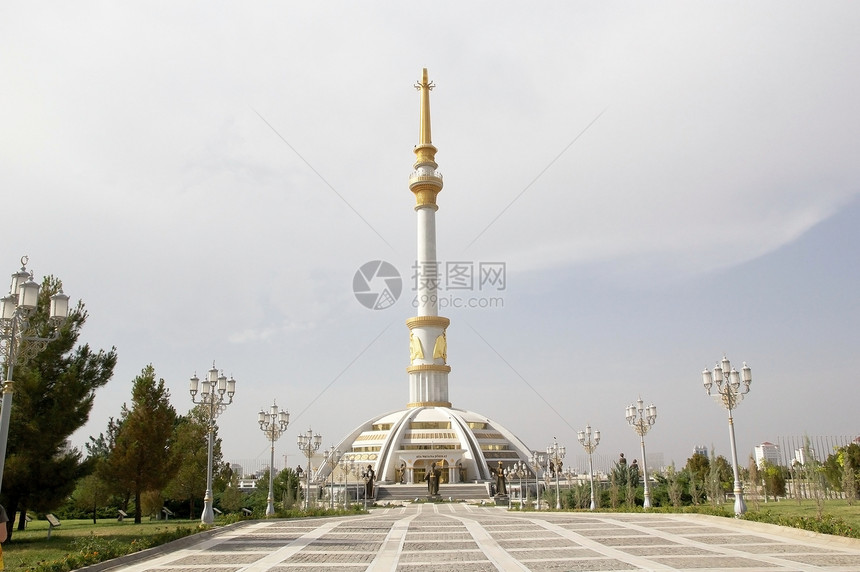 土库曼斯坦阿什哈巴德独立纪念碑阿什哈巴德是土库曼斯坦的首都纪念碑的设计灵感来自传统的土库曼帐篷和土库曼女孩佩戴的传统头饰纪念碑图片