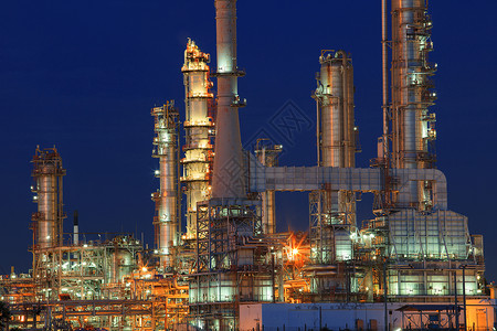 石油化工产业中的炼油厂夜间使用蓝天背图片