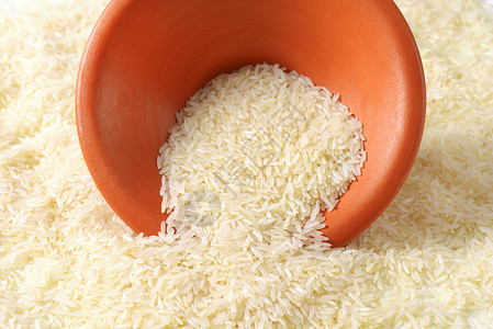 一碗未煮过的泰国茉莉香米图片