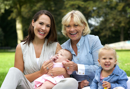 拥有母亲子女和祖母的幸福家庭图片