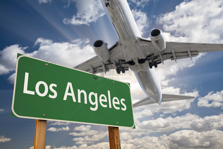 洛杉矶绿色路标和高空飞机与戏剧蓝图片