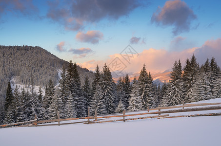 在山的冬天风景图片