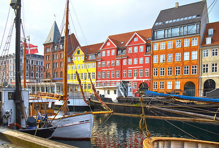 丹麦哥本哈根Nyhavn平静的海港中的船只和船只新港图片