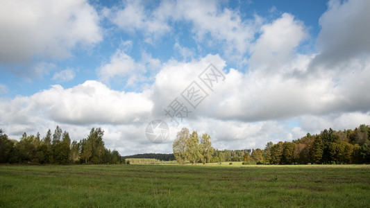 早晨天空下的风景与农村的云彩图片