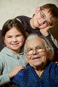 老奶和她可爱的外孙女图片