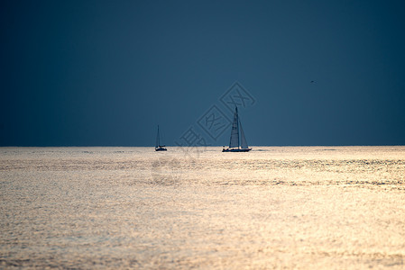 日出时海上的小船图片