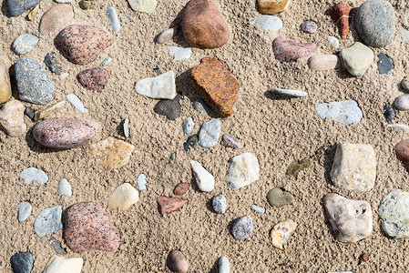 有沙子和鹅卵石的岩石海滩图片
