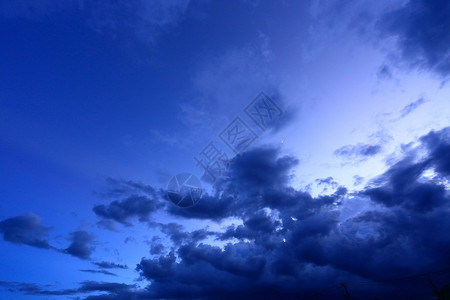 美丽的夜空与云彩背景图片