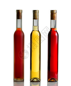 垂直图像三瓶未打开的葡萄酒瓶在白图片